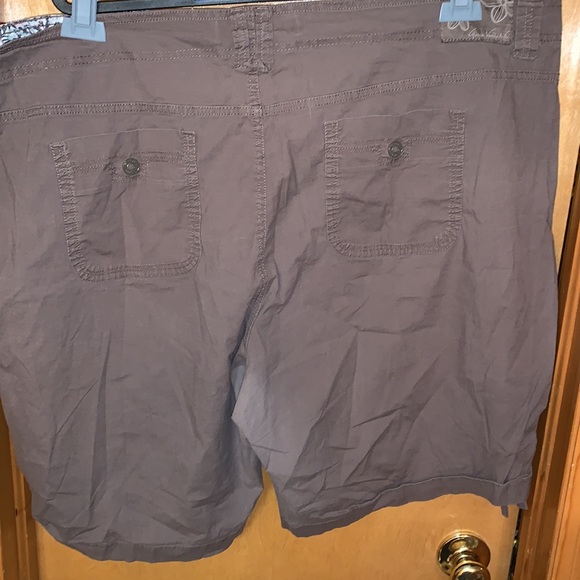 Brown khaki shorts - Picture 4 of 5